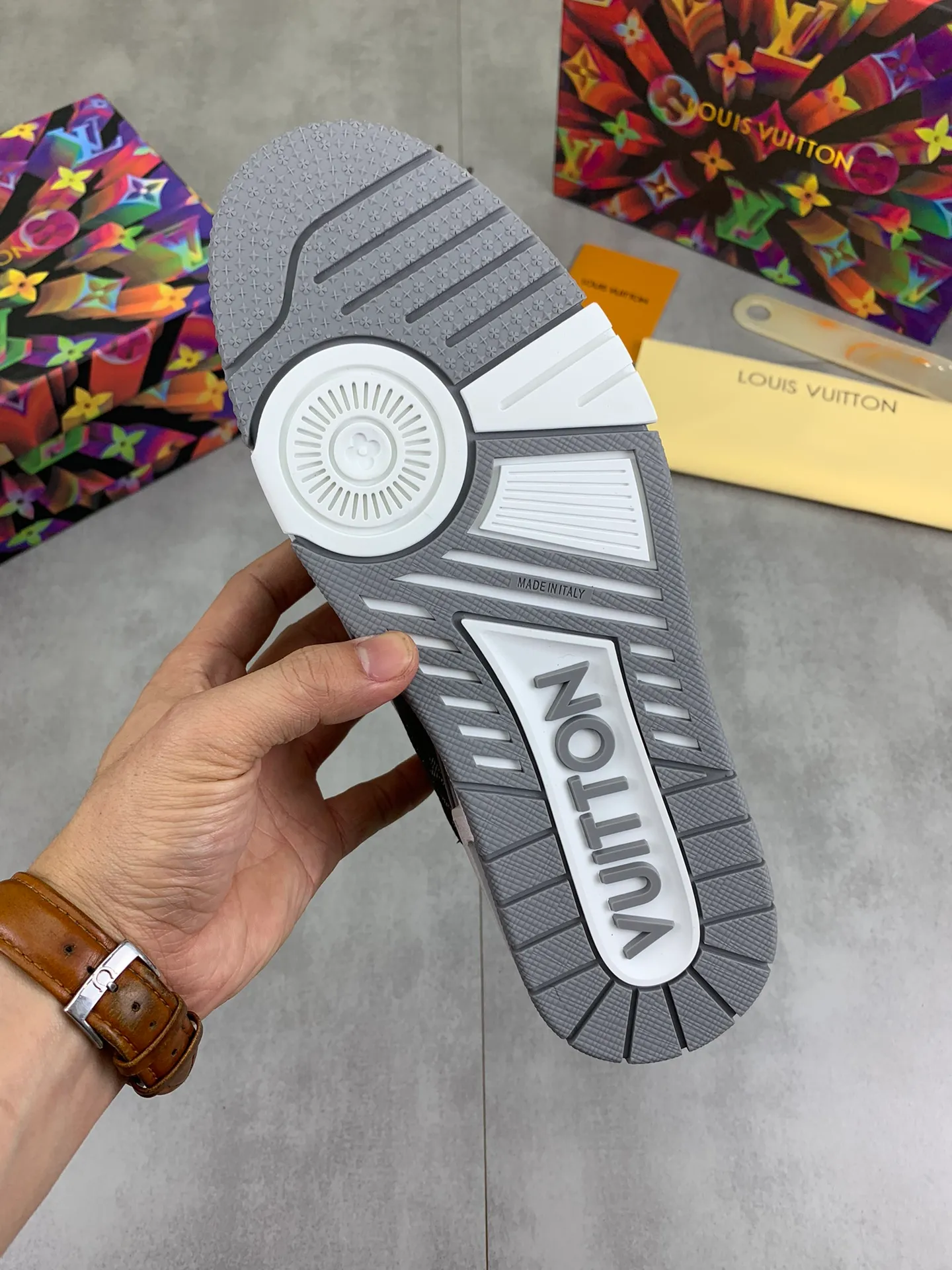 Men's shoes 💰P580 New style 💰💎💎Latest color High version 2025Louis*Vuitto* LV Traine Catwalk TRAINER outsole and fabric private model A shoe that definitely costs a lot of money and effort. This series was designed after the arrival of Vifgil. It is favored by many fans every season. Original TPU outsole Original packaging Men's size: 38-45 (46 can be customized) Color: White available (available from stock, super fast delivery)